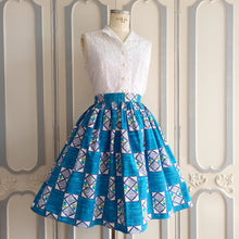 Cargar imagen en el visor de la galería, 1950s - Adorable Abstract Floral Cotton Skirt - W26 (66cm)
