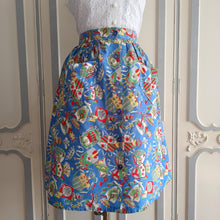 Charger l&#39;image dans la galerie, 1950s 1960s - Cute Middle Age Shields Novelty Skirt - W29 (74cm)
