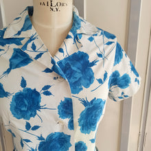 Laden Sie das Bild in den Galerie-Viewer, 1950s - Adorable Blue Rose Print Cotton Blouse - W36 (92cm)

