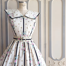 Laden Sie das Bild in den Galerie-Viewer, 1950s - Lovely Rose Floral Cotton Dress - W30 (76cm)
