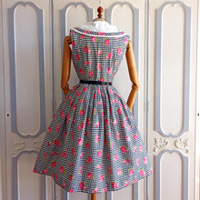 Cargar imagen en el visor de la galería, 1950s - The Most Adorable Vichy Rose Print Dress - W26 (66cm)
