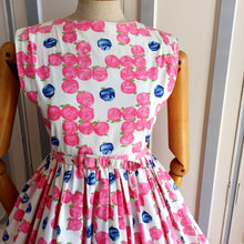 Laden Sie das Bild in den Galerie-Viewer, 1950s - Carabi Juniors, Paris - Adorable Rose Cotton Dress - W27 (68cm)
