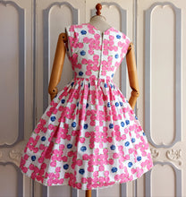 Carica l&#39;immagine nel visualizzatore di Gallery, 1950s - Carabi Juniors, Paris - Adorable Rose Cotton Dress - W27 (68cm)
