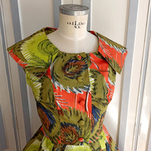 Cargar imagen en el visor de la galería, 1950s - De Giorgi, Milano - Stunning Kiwi Abstract Print Bolero Dress - W27.5 (70cm)
