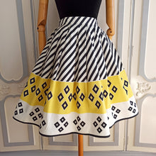 Laden Sie das Bild in den Galerie-Viewer, 1950s - Fabulous Black &amp; Yellow Diamond Skirt - W27 (68cm)
