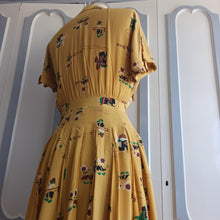 Laden Sie das Bild in den Galerie-Viewer, 1930s 1940s - Glorious Rayon Silk Dress - W24 (62cm)
