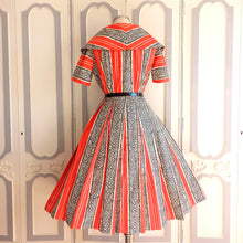 Laden Sie das Bild in den Galerie-Viewer, 1950s - Stunning Red Shawl Collar Cotton Dress - W28.5 (72cm)
