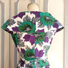Laden Sie das Bild in den Galerie-Viewer, 1950s - Gorgeous Purple Floral Shawl Collar Dress - W30 (76cm)
