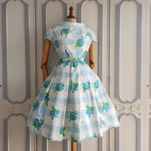 Laden Sie das Bild in den Galerie-Viewer, 1950s - Lovely Hydrangeas Print Cotton Dress - W24 (60cm)
