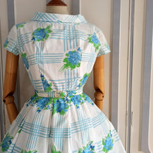 Cargar imagen en el visor de la galería, 1950s - Lovely Hydrangeas Print Cotton Dress - W24 (60cm)
