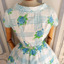 Cargar imagen en el visor de la galería, 1950s - Lovely Hydrangeas Print Cotton Dress - W24 (60cm)
