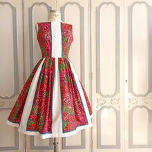 Cargar imagen en el visor de la galería, 1950s - Stunning Abstract Cotton Dress - W27.5 (70cm)
