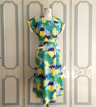 Laden Sie das Bild in den Galerie-Viewer, 1940s - Gorgeous Abstract Cotton Dress - W32 (82cm)
