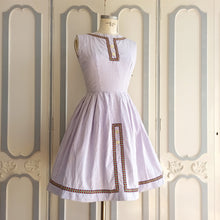 Cargar imagen en el visor de la galería, 1950s 1960s - Adorable Lavender Vichy Cotton Dress - W27.5 (70cm)
