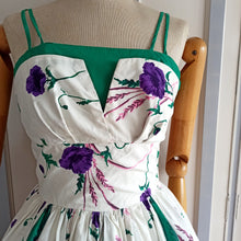 Laden Sie das Bild in den Galerie-Viewer, 1950s - SAMBO FASHIONS - Spectacular Novelty Dress - W27 (68cm)
