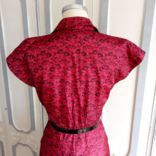 Laden Sie das Bild in den Galerie-Viewer, 1940s 1950s - Beautiful Burgundy Floral Lace Print Dress - W27.5 (70cm)
