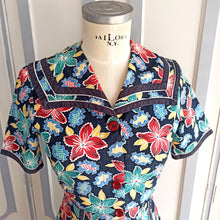 Cargar imagen en el visor de la galería, 1940s - Colorful Floral Print Big Pockets Cotton Dress - W27 (68cm)
