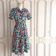 Laden Sie das Bild in den Galerie-Viewer, 1940s - Colorful Floral Print Big Pockets Cotton Dress - W27 (68cm)
