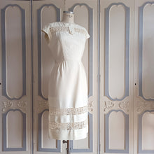 Laden Sie das Bild in den Galerie-Viewer, RESERVED - 1950s - Marion McCoy, USA - Lovely Linen Cotton Wiggle Dress - W27.5 (70cm)
