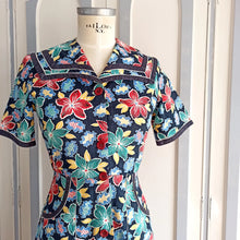 Load image into Gallery viewer, 1940s - Colorful Floral Print Big Pockets Cotton Dress - W27 (68cm)
