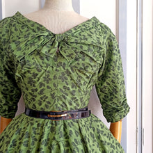 Laden Sie das Bild in den Galerie-Viewer, 1950s - HORROCKSES, UK - Stunning Green Floral Dress - W29 (74cm)
