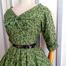 Laden Sie das Bild in den Galerie-Viewer, 1950s - HORROCKSES, UK - Stunning Green Floral Dress - W29 (74cm)
