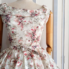 Cargar imagen en el visor de la galería, 1950s - Beautiful Abstract Floral Textured Nylon Dress - W27 (68cm)
