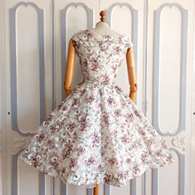Carica l&#39;immagine nel visualizzatore di Gallery, 1950s - Beautiful Abstract Floral Textured Nylon Dress - W27 (68cm)
