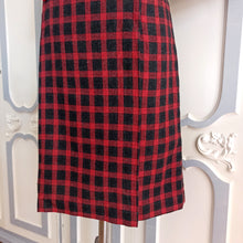 Laden Sie das Bild in den Galerie-Viewer, 1950s - Lovely Red &amp; Black Tartan Wool Pencil Dress - W29 (74cm)
