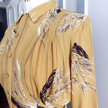 Laden Sie das Bild in den Galerie-Viewer, 1930s 1940s - Glorious Mustard Rayon Crepe Feathers Print Dress - W29 (74cm)
