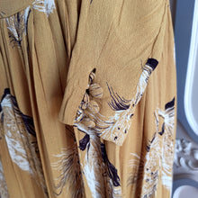 Charger l&#39;image dans la galerie, 1930s 1940s - Glorious Mustard Rayon Crepe Feathers Print Dress - W29 (74cm)
