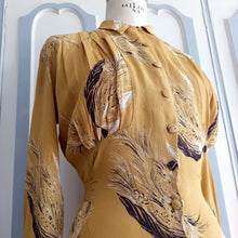 Charger l&#39;image dans la galerie, 1930s 1940s - Glorious Mustard Rayon Crepe Feathers Print Dress - W29 (74cm)
