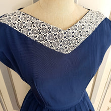 Carica l&#39;immagine nel visualizzatore di Gallery, 1950s - Gorgeous Navy Blue Lace Taffeta Dress - W27 (68cm)
