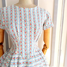 Laden Sie das Bild in den Galerie-Viewer, 1950s - Lovely &amp; Sweet Floral Print Cotton Dress - W27.5 (70cm)
