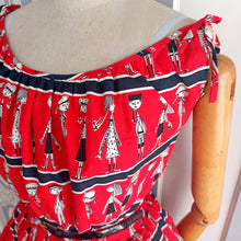 Carica l&#39;immagine nel visualizzatore di Gallery, 1950s 1960s - Spectacular French Novelty Print Cotton Dress - W27 (68cm)
