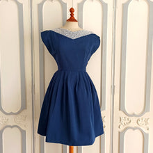 Cargar imagen en el visor de la galería, 1950s - Gorgeous Navy Blue Lace Taffeta Dress - W27 (68cm)
