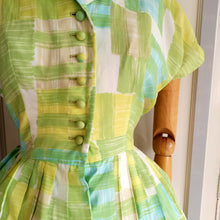 Laden Sie das Bild in den Galerie-Viewer, 1950s - SYD, Chicago - Gorgeous Green Abstract Dress - W26 (66cm)
