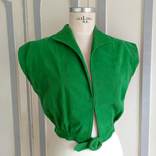 Laden Sie das Bild in den Galerie-Viewer, 1940s - Stunning Green Suede Vest Jacket - W26/27.5 (66/70cm)
