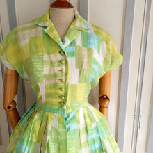 Laden Sie das Bild in den Galerie-Viewer, 1950s - SYD, Chicago - Gorgeous Green Abstract Dress - W26 (66cm)
