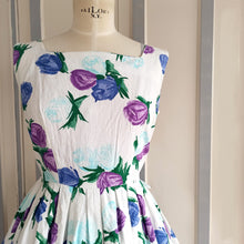 Laden Sie das Bild in den Galerie-Viewer, 1950s 1960s - JOBI - Stunning Purple Roses Print Cotton Dress - W31 (78cm)
