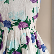 Carica l&#39;immagine nel visualizzatore di Gallery, 1950s 1960s - JOBI - Stunning Purple Roses Print Cotton Dress - W31 (78cm)
