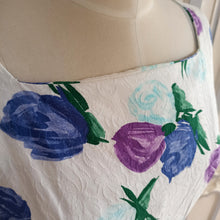 Laden Sie das Bild in den Galerie-Viewer, 1950s 1960s - JOBI - Stunning Purple Roses Print Cotton Dress - W31 (78cm)
