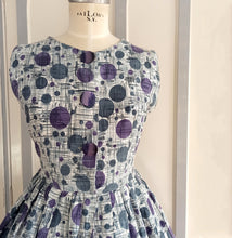 Laden Sie das Bild in den Galerie-Viewer, 1950s - Gorgeous Purple Abstract Atomic Print Cotton Dress - W32 (82cm)
