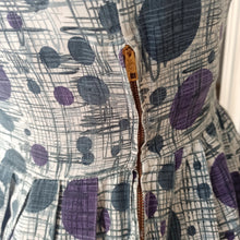 Cargar imagen en el visor de la galería, 1950s - Gorgeous Purple Abstract Atomic Print Cotton Dress - W32 (82cm)
