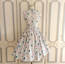 Laden Sie das Bild in den Galerie-Viewer, 1950s - Adorable Roseprint Stripes Cotton Dress - W27 (68cm)
