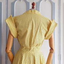 Cargar imagen en el visor de la galería, 1940s 1950s - Stunning Yellow Dotted Cotton Dress - W28 (72cm)

