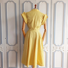 Carica l&#39;immagine nel visualizzatore di Gallery, 1940s 1950s - Stunning Yellow Dotted Cotton Dress - W28 (72cm)
