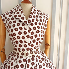 Laden Sie das Bild in den Galerie-Viewer, 1950s - Stunning Autumn Cotton Belted Dress - W28 (72cm)
