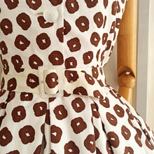 Laden Sie das Bild in den Galerie-Viewer, 1950s - Stunning Autumn Cotton Belted Dress - W28 (72cm)
