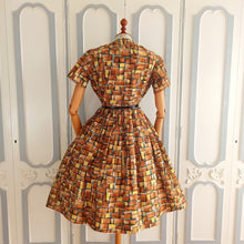 Laden Sie das Bild in den Galerie-Viewer, 1950s 1960s - Gorgeous Brown Abstract Cotton Dress - W31.5 (80cm)
